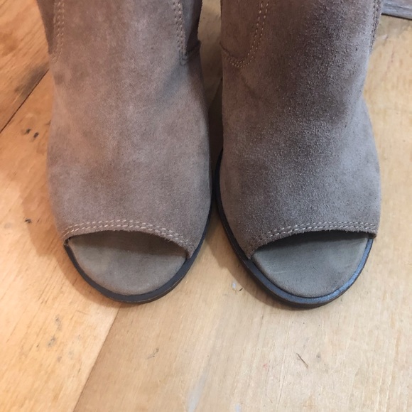 Women’s Lucky Brand Booties “Listana” Suede Embroidered Peep Toe SZ 8M EU 38 - Picture 6 of 11